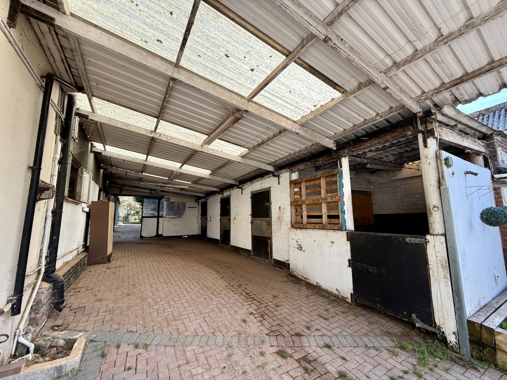 Lot: 80 - EQUESTRIAN FACILITY - INDOOR MANÈGE, STABLES, PADDOCKS AND ACCOMMODATION - Further stabling